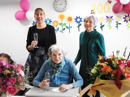 Skupaj z Dušico Lovšin sta na sliki direktorica doma Martina Martinčič in hčerke Dušice  Nuška